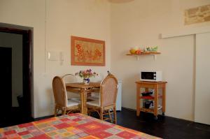 プンタ・セッカにあるCasa Vacanze Magnoliaのベッドルーム1室(テーブル、椅子2脚、花のテーブル付)