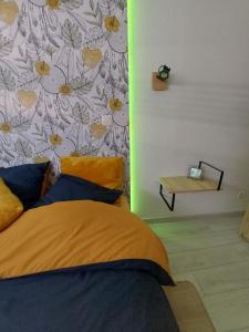 Ein Bett oder Betten in einem Zimmer der Unterkunft Appart' DuChatelain lumineux, vue sur château