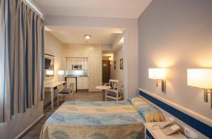 Posteľ alebo postele v izbe v ubytovaní Apartamentos Colón Playa