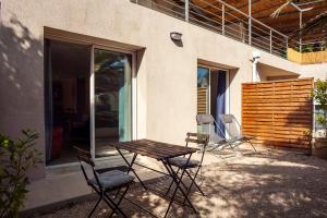 マルセイユにあるAppart Cocon avec piscine et jardinの家の外に座るテーブルと椅子
