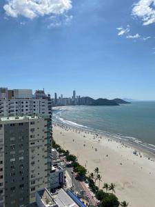 Blick auf den Strand von einem Gebäude in der Unterkunft Alto Padrão com 4 Suites Frente Mar in Balneário Camboriú