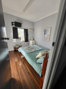 una camera con letto e piumone verde di Everlasting Guesthouse Morowa 
