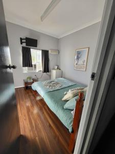 a bedroom with a bed with a green comforter at Everlasting Guesthouse Morowa in Morawa