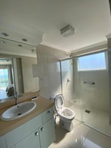 ein Bad mit einem WC, einem Waschbecken und einer Dusche in der Unterkunft Alto Padrão com 4 Suites Frente Mar in Balneário Camboriú