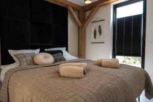 um quarto com uma cama grande com duas almofadas em B&B Oak em Velden