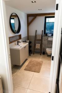 uma casa de banho com um lavatório e um espelho em B&B Oak em Velden