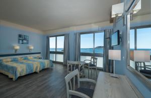 Posteľ alebo postele v izbe v ubytovaní Apartamentos Colón Playa