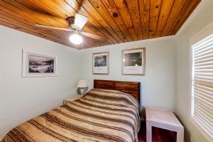 - une chambre avec un lit et un plafond en bois dans l'établissement Lake June Resort #10, à Lake Placid