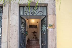 an entrance to a building with black doors and stairs at Precioso departamento privado in Morelia