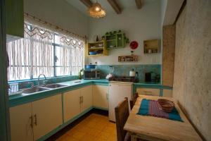 a kitchen with a sink and a table with a table sidx sidx at Precioso Departamento in Morelia