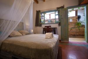 1 dormitorio con cama y ventana en Precioso Departamento en Morelia