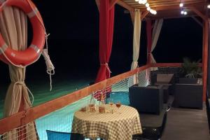 a table with a red life preserver and a pool at Ma maison sur L'eau - Lac du Der in Giffaumont-Champaubert