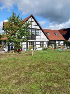 a house with a large yard in front of it at Landidylle mit Garten, Whirlpool und Klima in Reken