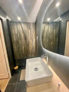 uma casa de banho com um lavatório branco num quarto em Bel appartement climatisé proche calanques vieux port em La Ciotat