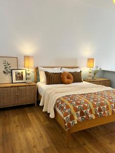 een slaapkamer met een groot bed met 2 nachtkastjes bij Viva! Farmhouse in Monsaraz