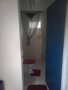 ein Bad mit einem WC und einem Fenster in der Unterkunft Toca dos Leões in Algodoal