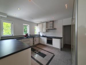 a kitchen with white cabinets and a black counter top at Privatzimmer im Schlesischen Viertel - nahe Uniklinik in Mainz