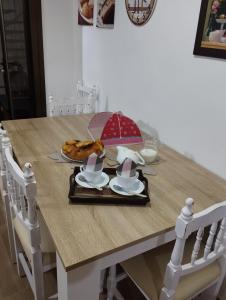 una mesa con un plato de comida y una sombrilla en Casa Rural La Simona, en Belmonte