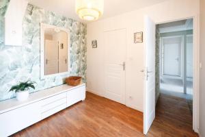 a bathroom with a large mirror on the wall at Appart 12 pers 5km plage Hendaye in Urrugne