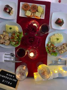 a table with plates of food and glasses of wine at HOTEL ARRECIFE in Santa Veronica