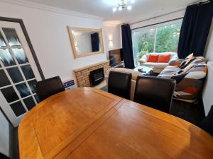 ein Wohnzimmer mit einem Holztisch und Stühlen in der Unterkunft 2-Bed House Bungalow in Bristol in Bristol