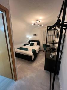 - une chambre avec un lit et des lits superposés dans l'établissement Hotel HOLA, à Stuttgart