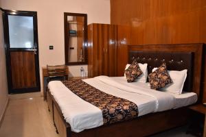 Postel nebo postele na pokoji v ubytování Hotel Rajat Residency Bijnor