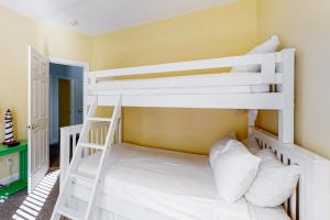 Postel nebo postele na pokoji v ubytování Emerald Shores Mango Tango