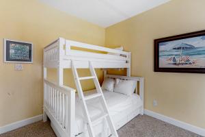 Postel nebo postele na pokoji v ubytování Emerald Shores Mango Tango