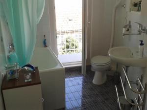 ein Badezimmer mit Badewanne, Toilette und Waschbecken in der Unterkunft Apartment Ana in Split + 50 Fotos