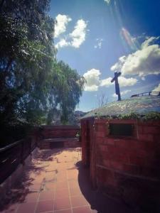 une croix au sommet d'un bâtiment en briques dans l'établissement casa camelina, à Guanajuato