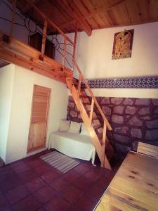 une chambre avec un lit et un escalier dans une maison dans l'établissement casa camelina, à Guanajuato