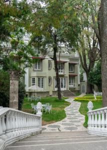 una gran casa blanca con árboles y una pasarela en Mansión Papilio en Ciudad de México