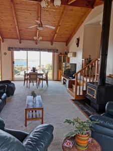 Lady BarronにあるFlinders Island Masters Quarters - Lady Barronのソファとテーブルのあるリビングルーム +23枚の写真