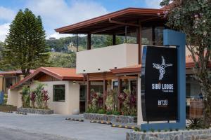 un edificio con una señal delante de él en Sibu Lodge, en Monteverde