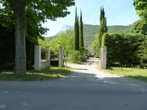 una puerta en un camino con una montaña en el fondo en La Maison Rose, en Saillans