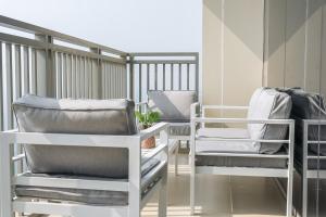 Un lugar para sentarse en Sunset spot with breathtaking view by Suiteable