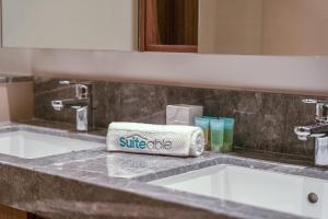 Un baño de Sunset spot with breathtaking view by Suiteable
