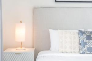 Una cama o camas en una habitación de Sunset spot with breathtaking view by Suiteable