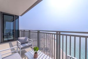Un balcón o terraza en Sunset spot with breathtaking view by Suiteable