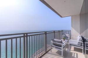 Un balcón o terraza en Sunset spot with breathtaking view by Suiteable