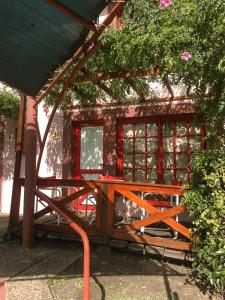 uma casa com um portão de madeira e uma janela em LOS ALAMOS em Federación