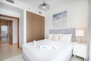 Una cama o camas en una habitación de Sunset spot with breathtaking view by Suiteable
