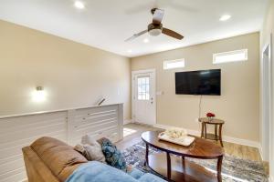 Fotografie z fotogalerie ubytování Spacious DIberville Townhome Near Beach and Casino! v destinaci Biloxi