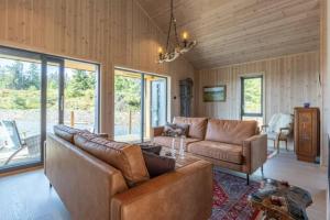 un soggiorno con un divano e un tavolo di Unique new cabin by Hafjell & Skei with stunning view a Tretten