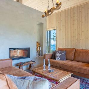 un soggiorno con un divano e un tavolo di Unique new cabin by Hafjell & Skei with stunning view a Tretten