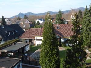eine Luftansicht eines Hauses mit Dächern in der Unterkunft Hotel Haus Bergblick in Rheinbreitbach