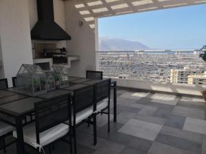 a dining room with a table and chairs and a large window at Sensacional Departamento cerca Zofri 2 Habitaciones 2 Baños Iquique in Iquique