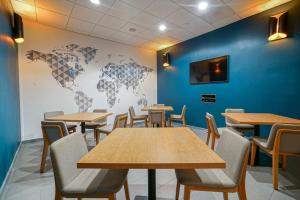 um restaurante com mesas e cadeiras e uma parede com um mapa do mundo em Sheraton Tucson Hotel & Suites em Tucson