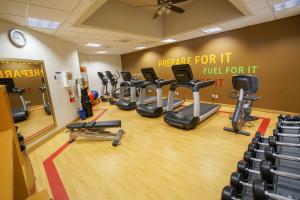 Fitness centrum a/nebo fitness zařízení v ubytování Sheraton Tucson Hotel & Suites + 37 fotografií